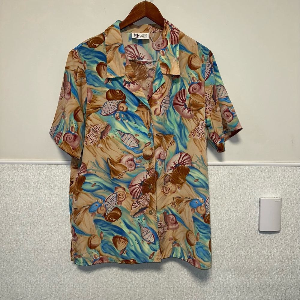 Maggie Sweet Vintage Womenβs Button Down Shirt Size L Beige Blue Shell Print